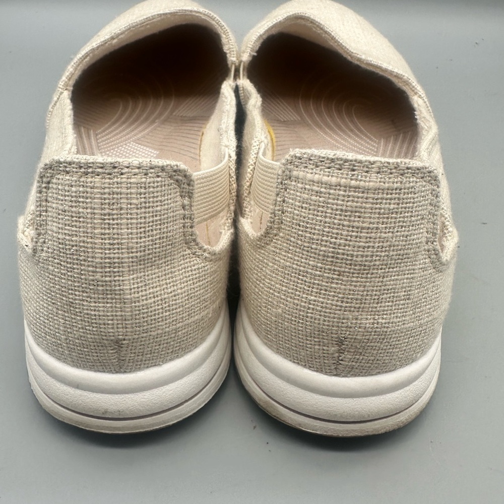 Cloudsteppers by Clarks Cream Women's Flats - Picture 5 of 9